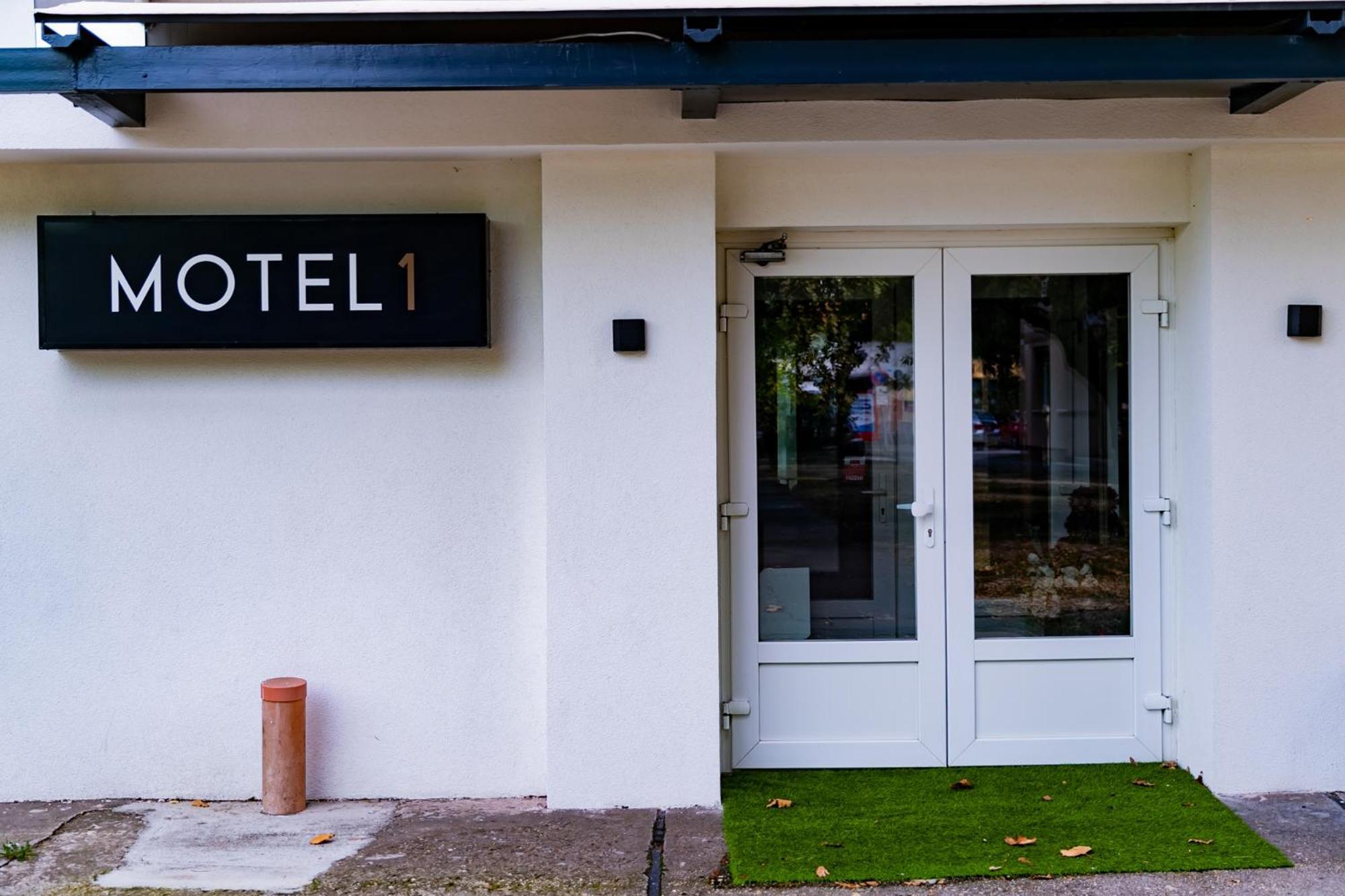 Motel 1 Dunaújváros Esterno foto