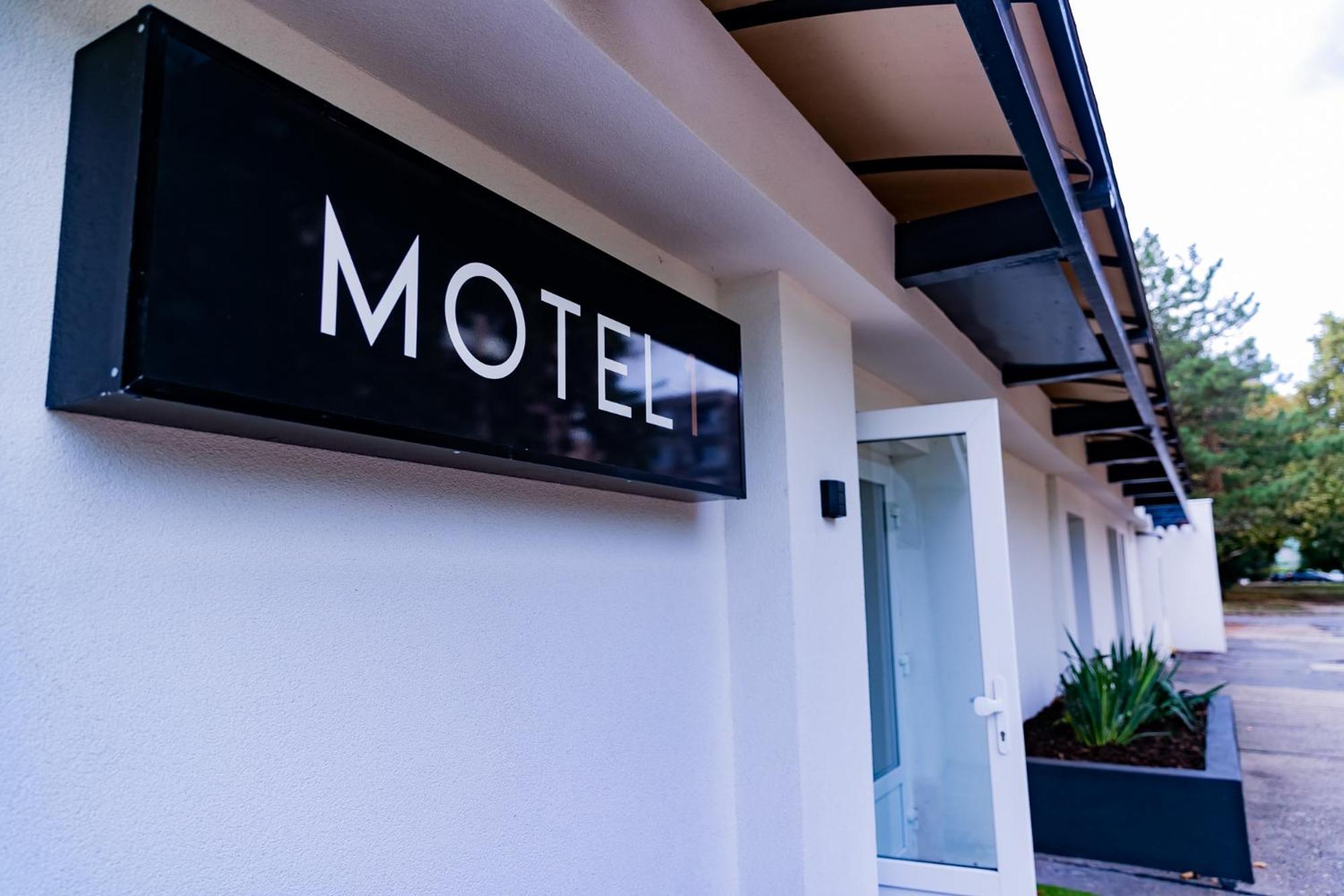 Motel 1 Dunaújváros Esterno foto